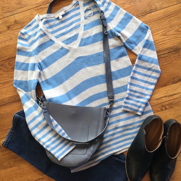 Gap Striped V-neck Sweater Size Medium - Picture 1 of 8
